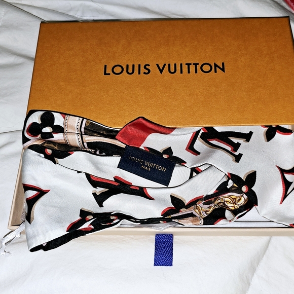 ❌️SOLD❌️Louis Vuitton Bandeau Monogram Trunk Scarf Brown×White×Pink TRADE - Picture 5 of 5